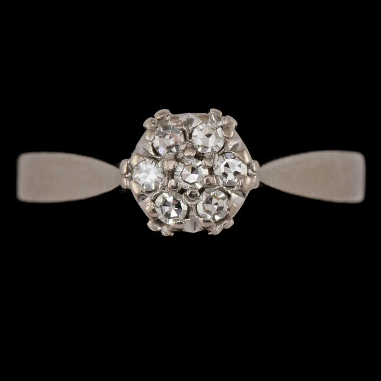 RING, 18k vitguld med 7 briljantslipade diamanter, tot 0.13 ct, Ceson Guldvaru AB, Göteborg, 1980. Vikt 3 g.