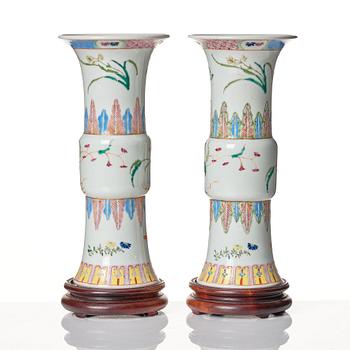 Trumpetvaser, ett par, porslin. Qing dynastin, 1800-tal.