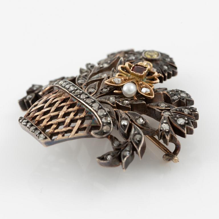 Brosch i form av blomsterkorg, guld och silver med diamanter, rubin och pärla, 1800-tal.