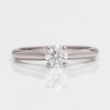 Cartier, ring, platina och briljantslipad diamant ca 0.40 ct. Med GIA dossier.