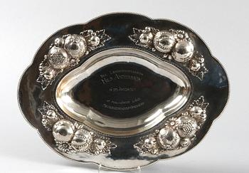 BRICKA, silver, 1920 och PRESENTERFAT, silver, barockstil, CG Hallberg, 1922. 640 + 580 g.