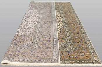 A Kashan carpet, ca 349 x 243 cm.