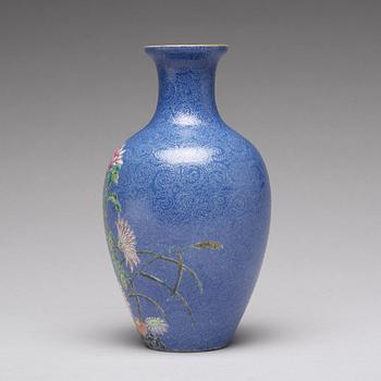 A Chinese sgrafitto vase, Republik, 20th Century.