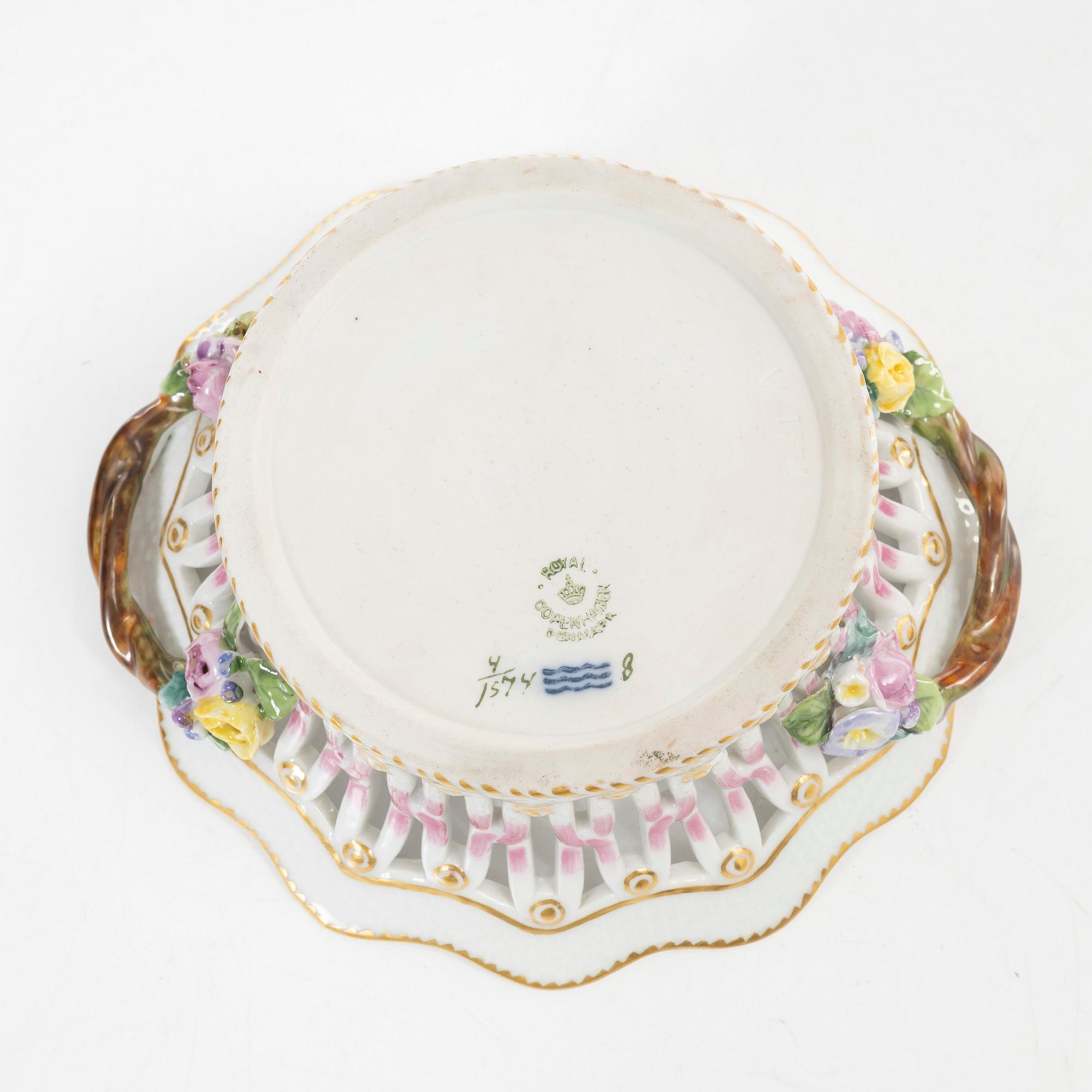 Royal Copenhagen, A pair of lattice bowls with stands and a pair of leaf-shaped dishes, 'Saxon Flower', Denmark, 1923-34.