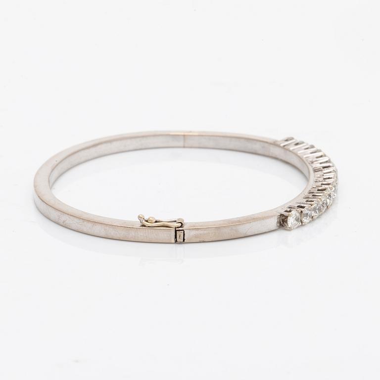 Bangle 18k whitegold old-cut diamonds approx 2,5 ct in total, inner diameter approx 17 cm, hinge mechanism.