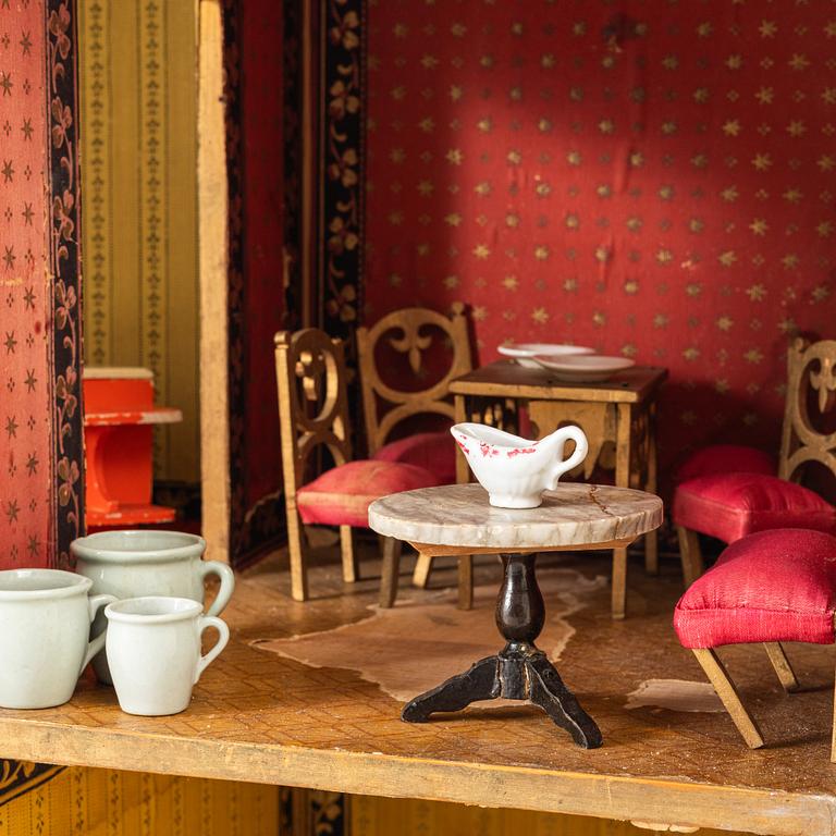 Dockskåp med dockskåpsmöbler samt tillbehör, bl a Berit Bergström, Nolbyn, Värmländskt Hantverk, 1940-/50-tal.