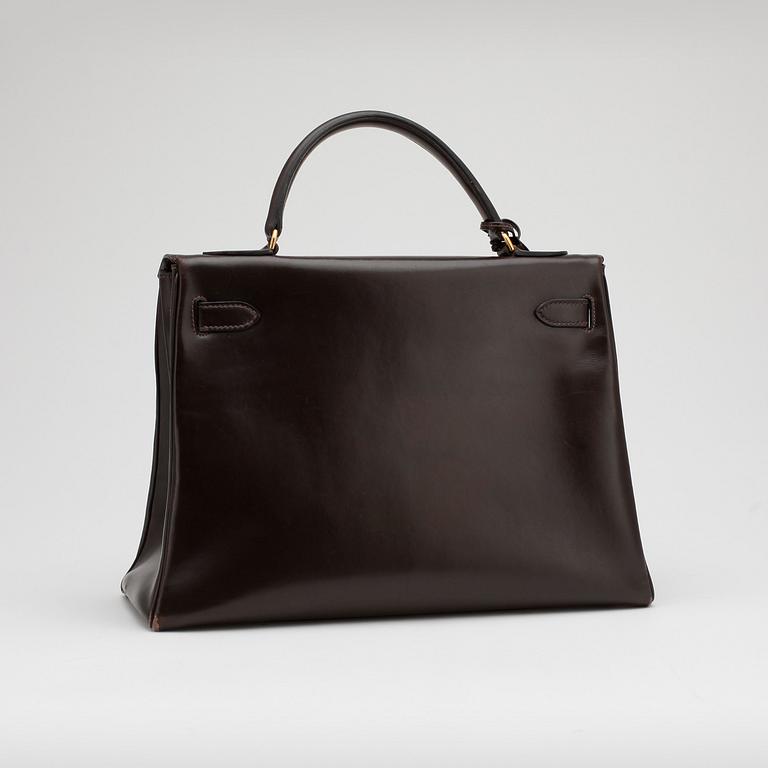 HERMÈS, a brown calf leather "Kelly 32" bag.