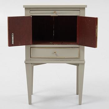 Pottskåp, sengustaviansk stil, 1900-talets första hälft.