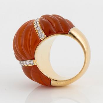 An 18K gold and agate ring set with round brilliant-cut diamonds.