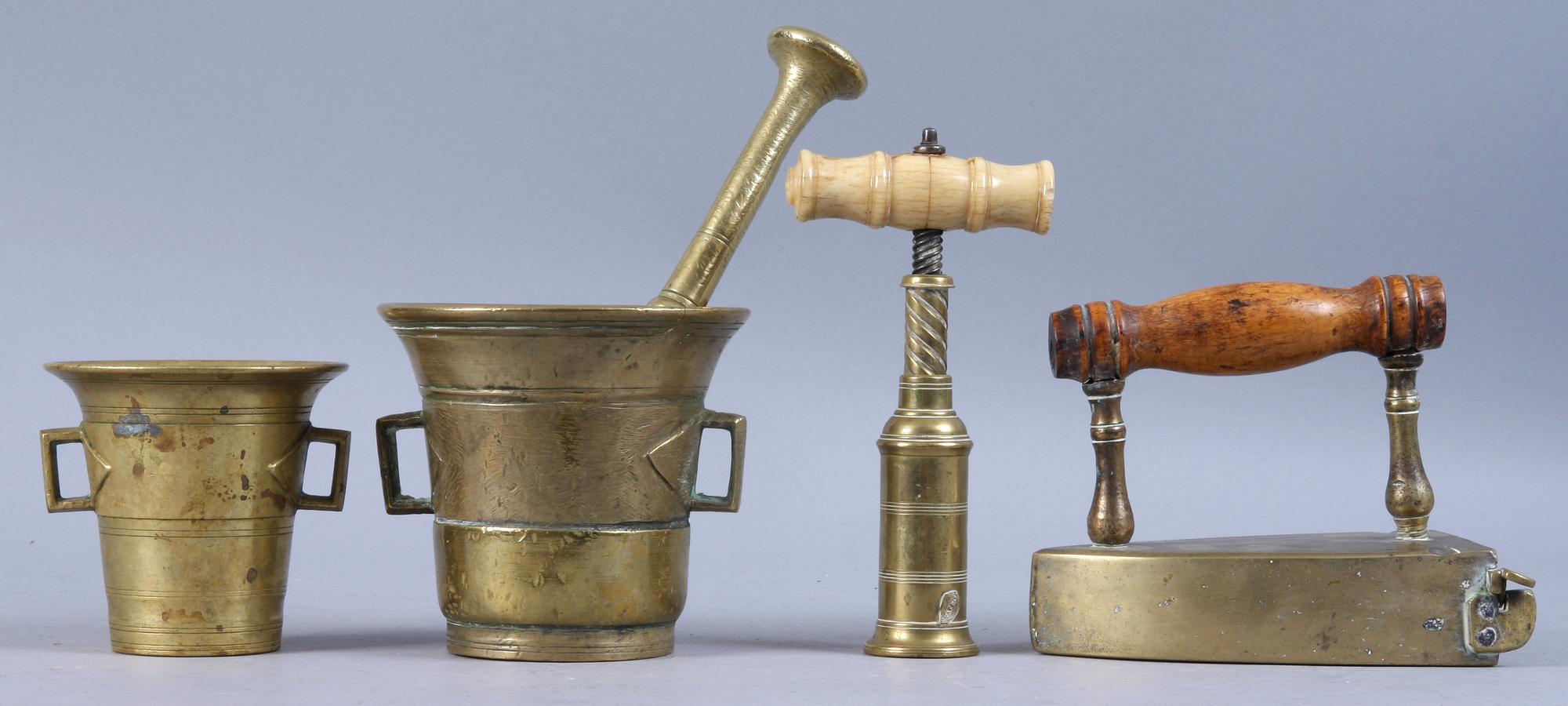 MORTLAR, 2 sT, STRYKJÄRN samt KORKSKRUV, bl a Skultuna, 1800-tal.