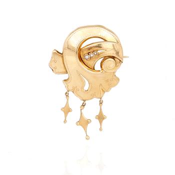 BROSCH, 18K guld med små sötvattenspärlor, J Petterssons, Stockholm, 1920. Total vikt ca 6,99 g.
