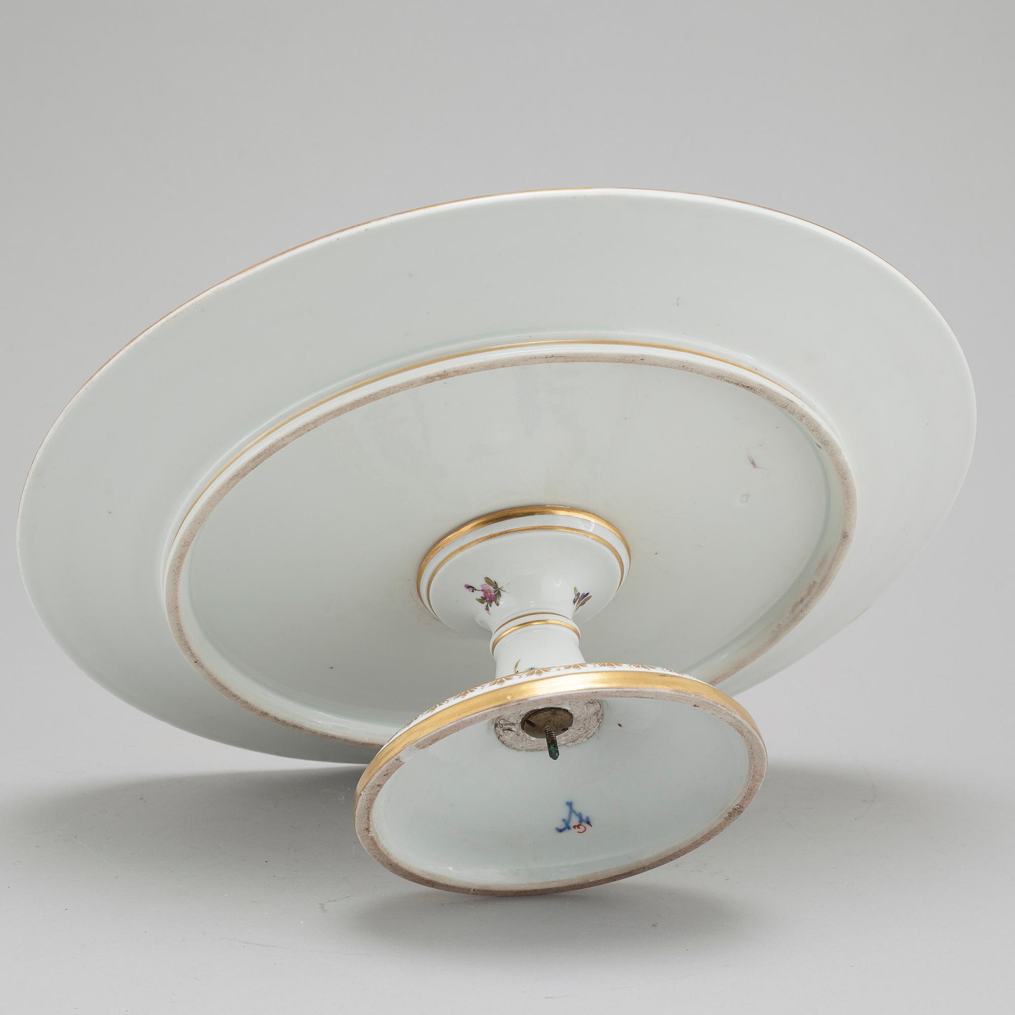 A porcelain serving dish from Meissen, around the year 1900.