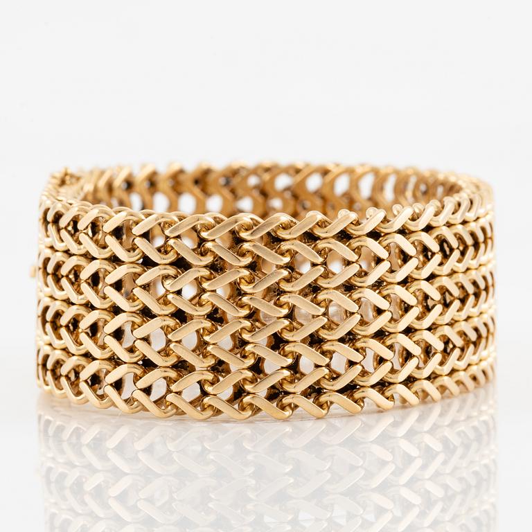 A bracelet in 18K gold.