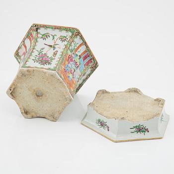 A famille rose Canton flower pot with stand, Qingdynasty, 19th Century.