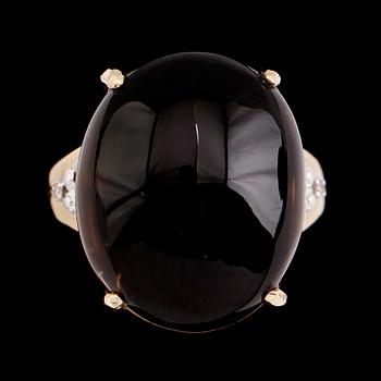 RING, 10 k guld, cabuchonslipad bruntonad kvarts, mindre briljanter.