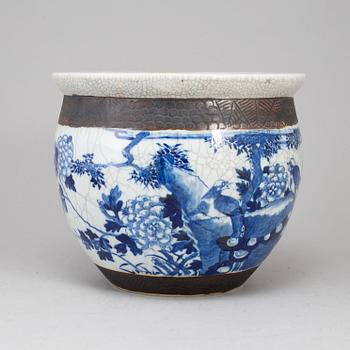 A blue and white pot, Qing dynasty, early 20th century.