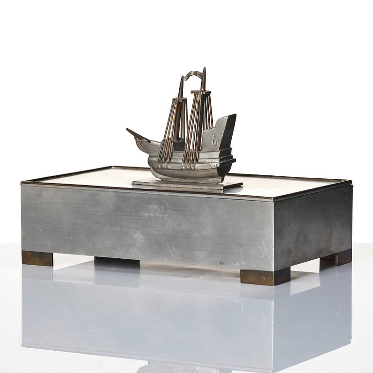 Björn Trägårdh, a lidded pewter and brass box, Firma Svenskt Tenn, Stockholm 1930.