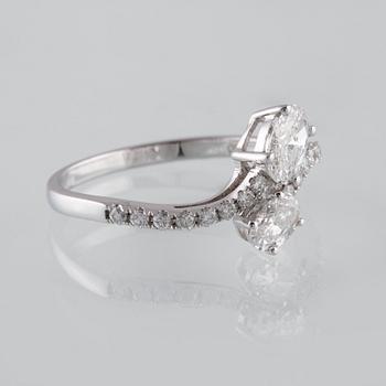 RING, 18K vitguld med 2 ovalslipade samt 16 briljantslipade diamanter ca 0.75 c. Vikt 2,0 gram.