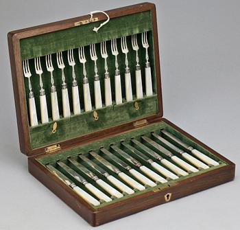 BESTICK, 26 delar, silver samt pärlemor, bla Isaac Ellis & Sons, Sheffield, England, 1900-02. Totalvikt 954 g.