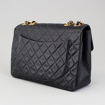 VÄSKA, "Timeless Classic Maxi Flap", Chanel.
