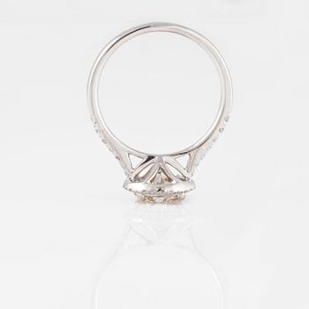 RING, med briljantslipad diamant 1.35 ct samt små briljantslipade diamanter.