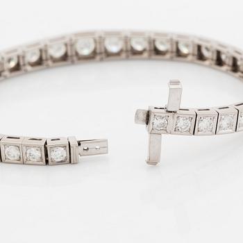 An 18K white gold bracelet set with round brilliant-cut diamonds.