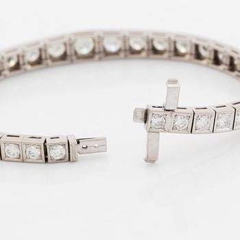 Armband 18K vitguld med runda briljantslipade diamanter totalvikt ca 7.00 ct.