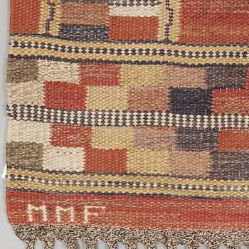 CARPET. "Röda åttan". Flat weave. 347,5 x 259 cm. Signed MMF.