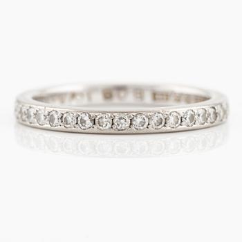 Ring, halvallians, 18K vitguld med små briljantslipade diamanter.