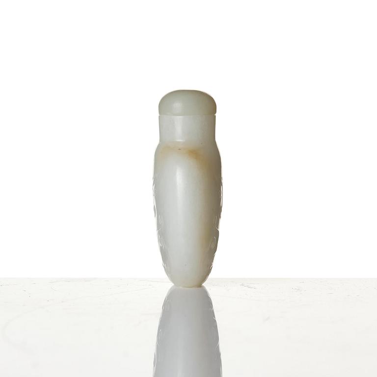 A white nephrite snuff bottle with stopper, Qing dynasty (1644-1912).