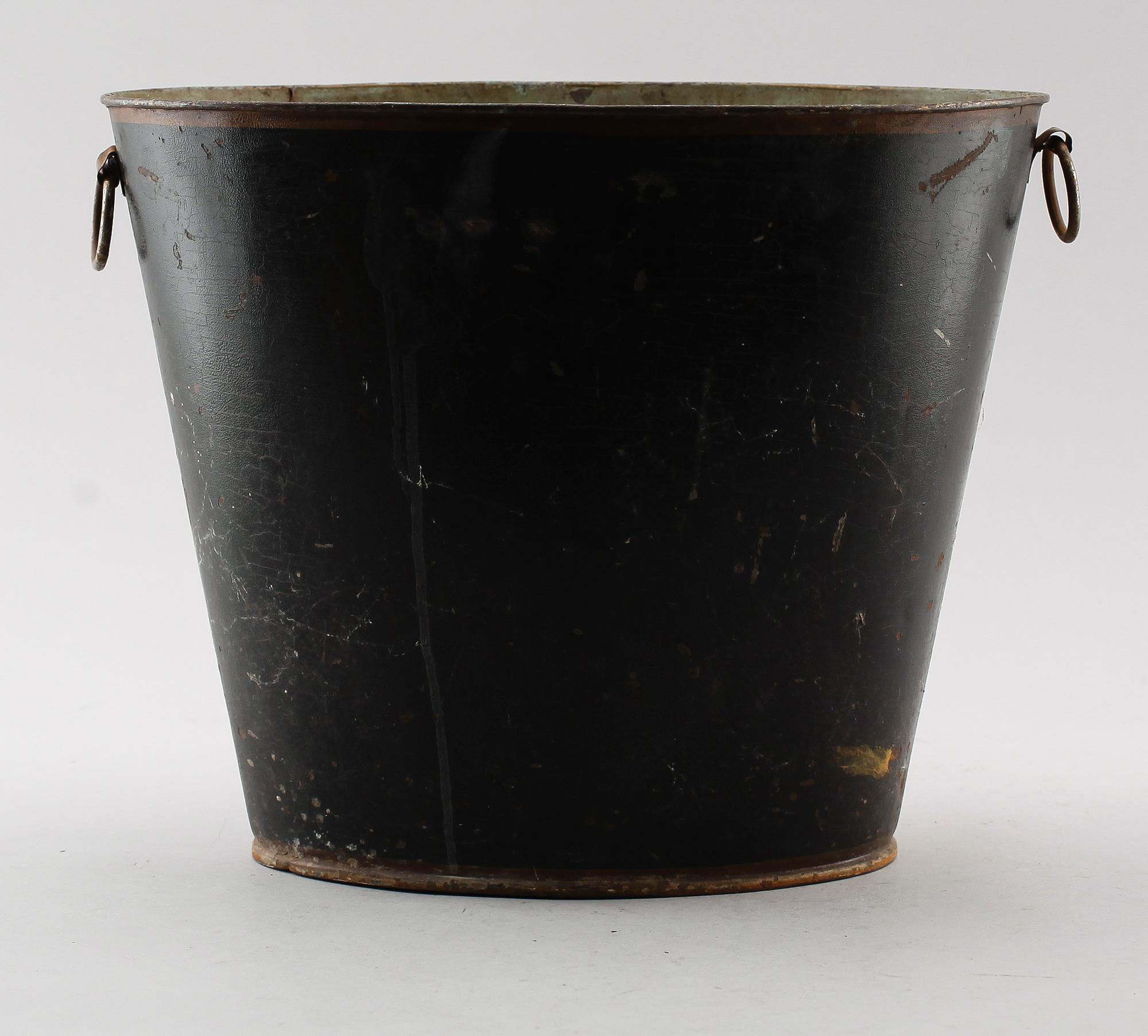 PAPPERSKORG, bemålat plåt, 1900-talets första hälft.
