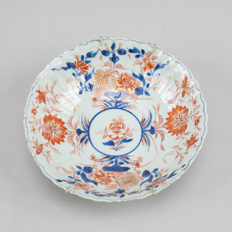 An imari dish and an imari bowl, Qing dynasty, Qianlong (1736-95).