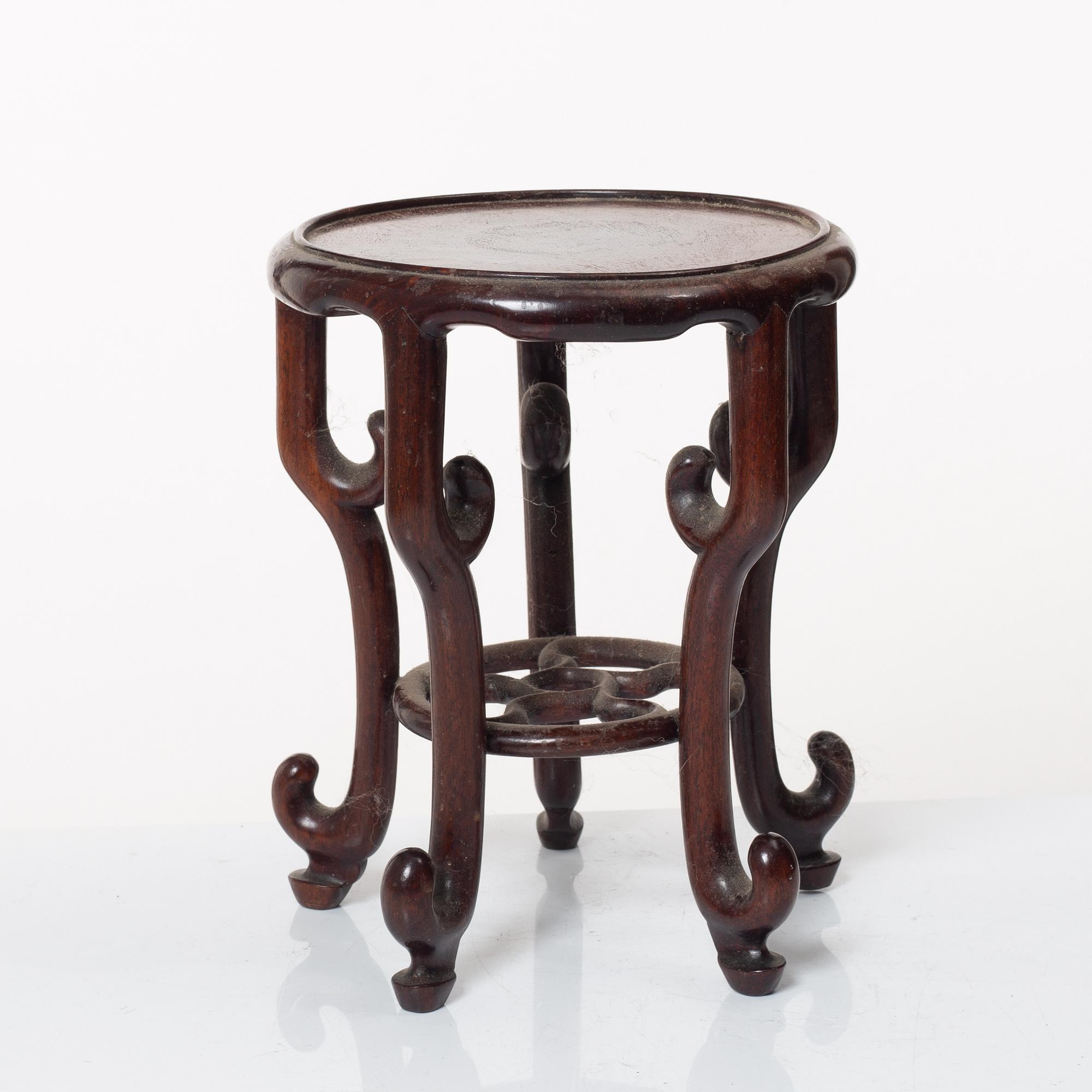 An elegant Chinese hardwood stand, late Qing dynasty/20th Century.