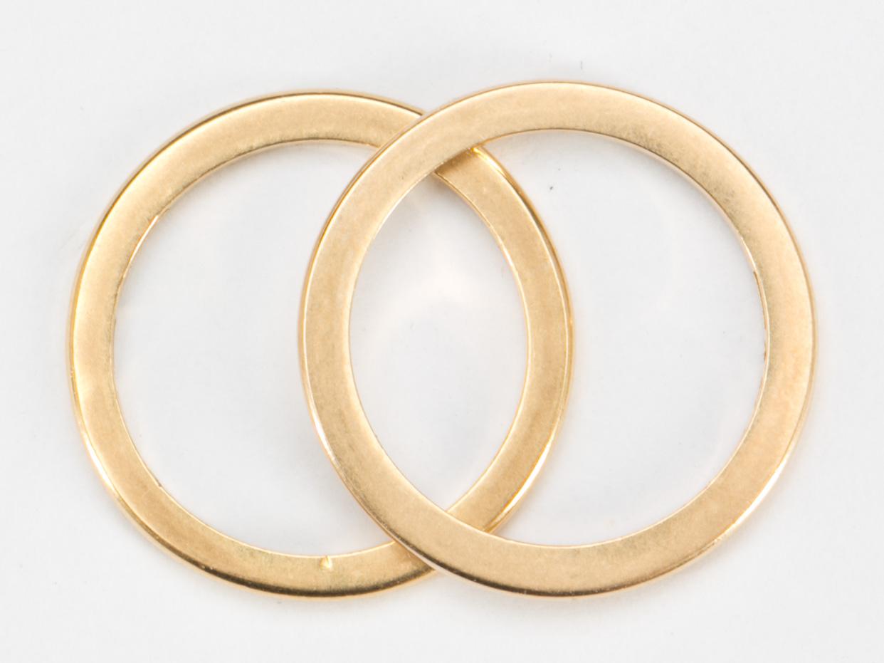 RINGAR, 2 st, 18k guld. Ca 5,5 g.