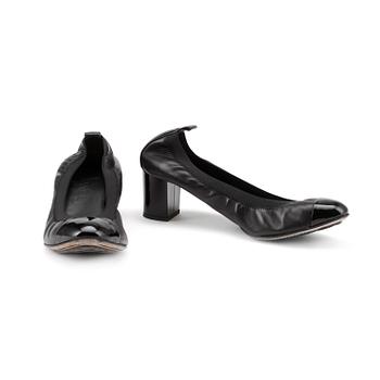 545. CHANEL, a pair of pumps. Size 40.