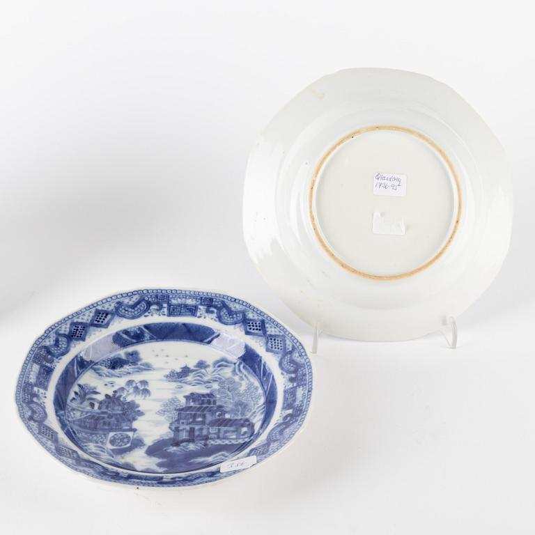 Bärtallrikar, fem stycken (3+2), kompaniporslin. Kina, Qingdynastin, Qianlong (1736-95).