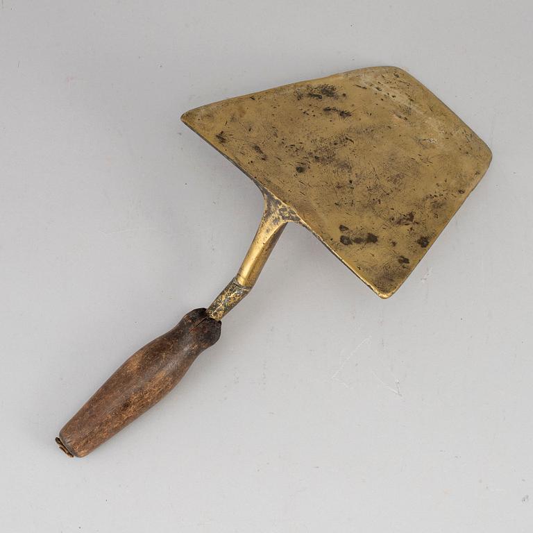 SPATEL, brons och trä, 1800-tal.