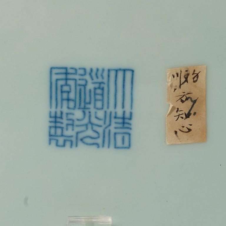 A pair of wucai dishes, Qing dynasty with Daoguangs seal mark and period (1821-50).