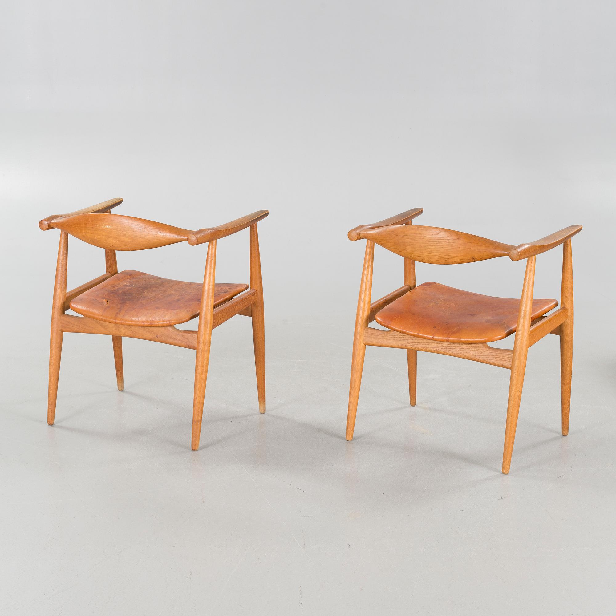 HANS J WEGNER, a pair of arm chairs for Carl Hansen & Son, model "CH35", third quarter of the 20th century.