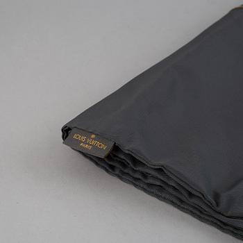 LOUIS VUITTON, 'Helanga' weekendbag with garment cover.