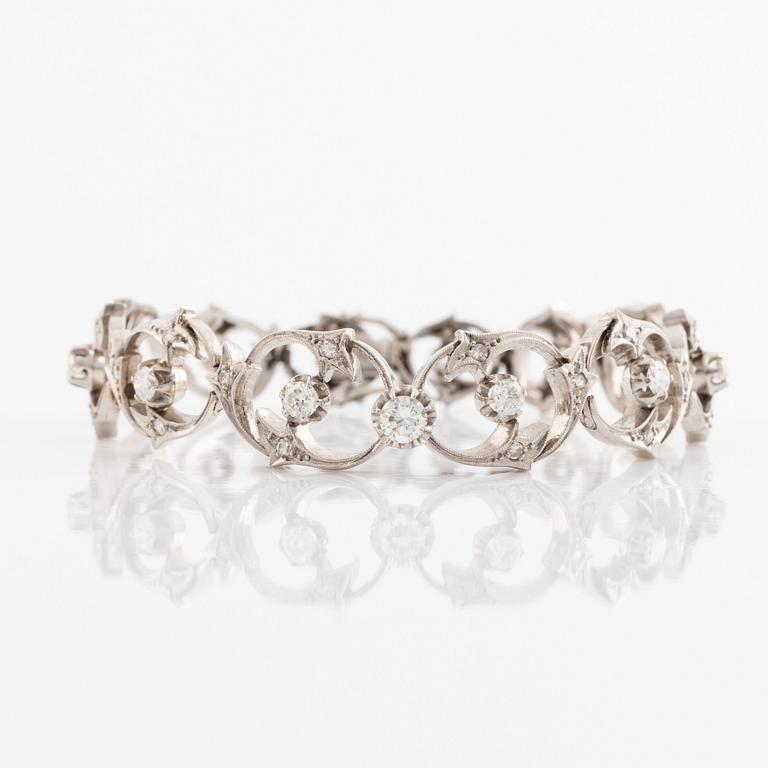 A bracelet set with round brilliant- and eight-cut diamonds.