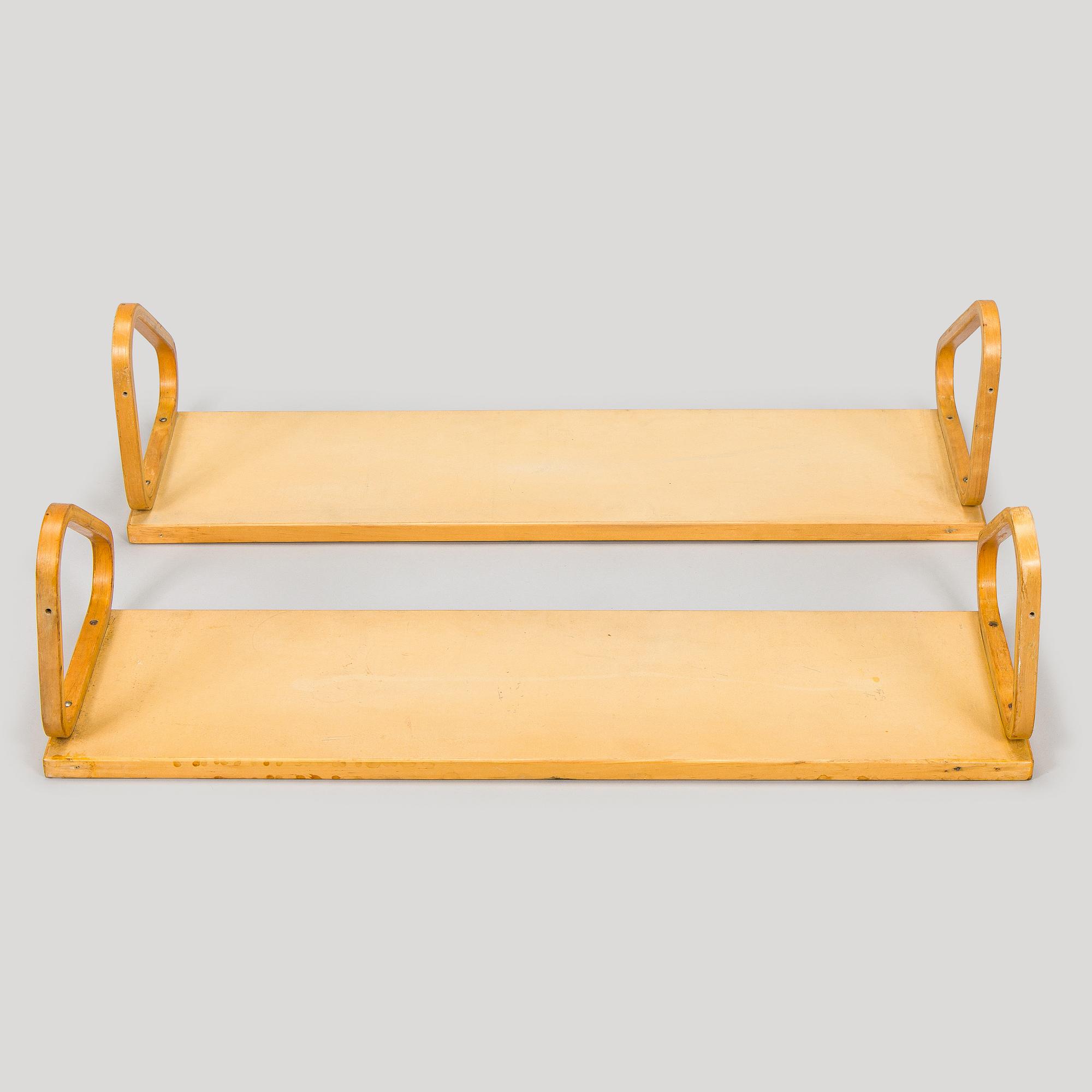 Alvar Aalto, vägghyllor, 2 st, modell 112/L för O.Y. Huonekalu- ja Rakennustyötehdas A.B 1900-talets mitt.