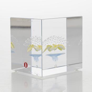Oiva Toikka, an annual glass cube 2000, signed Oiva Toikka Nuutajärvi 2000, 963/2000.