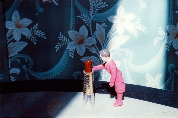 Laurie Simmons, "Pushing Lipstick (Purple Woman)", 1979.