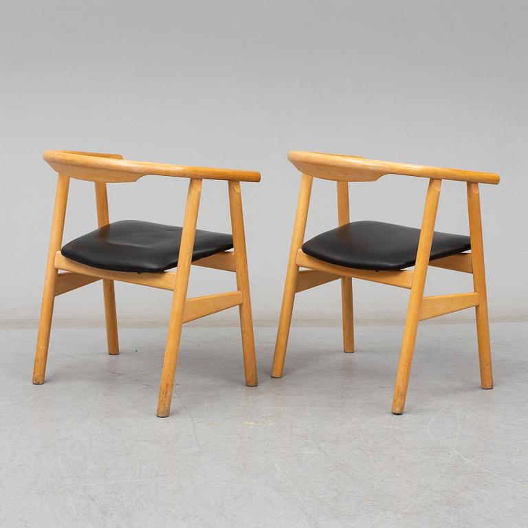 A set of two HANS J. WEGNER "U-chairs".