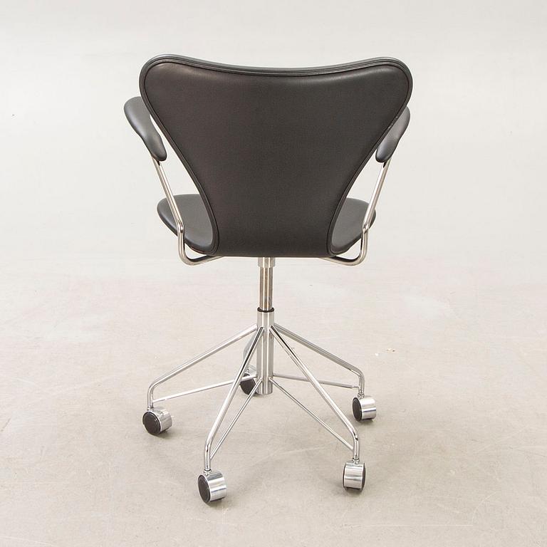 Arne Jacobsen, skrivbordsstol "Sjuan" för Fritz Hansen 2010.