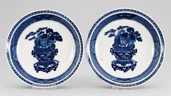 674. SKÅLFAT, ett par, porslin. Qingdynastin, Yongzheng (1723-35).