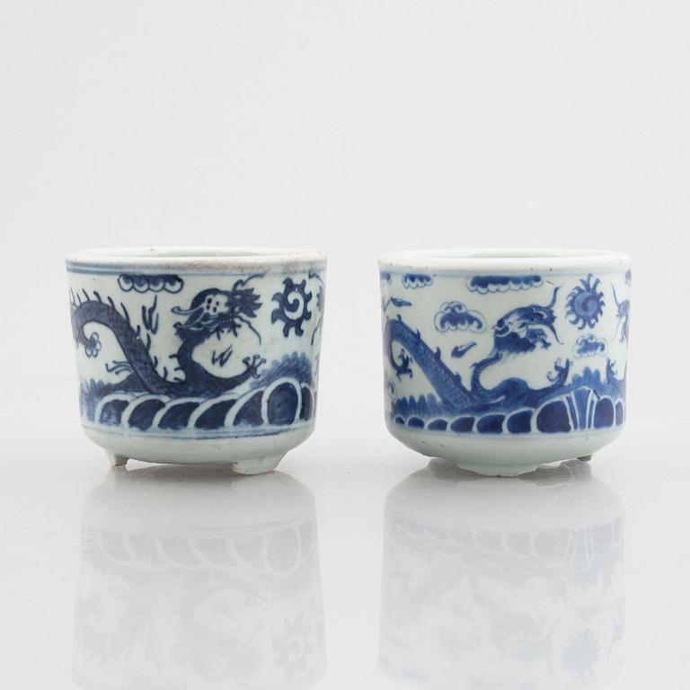 A pair of similar porcelain pots, China, Qing dynasty, 19th century.