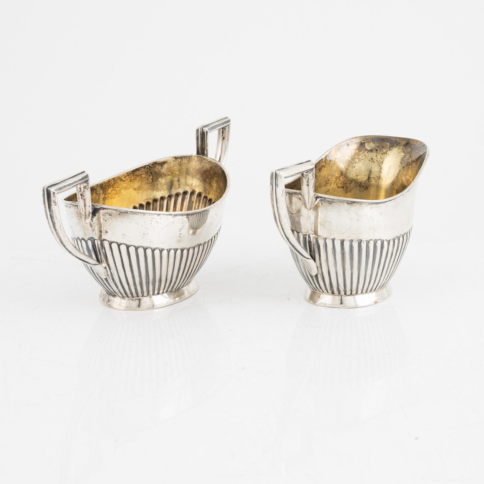 K Anderson, sockerskål och gräddkanna, 2 delar, silver, Stockholm 1908. Gustaviansk stil.