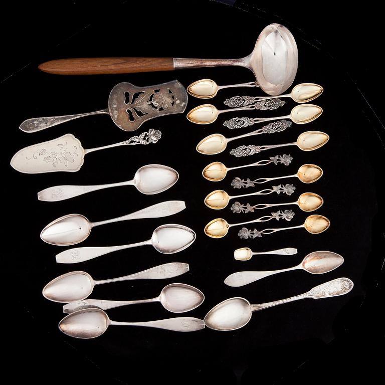 ETT PARTI BESTICK, 24 st, silver, diverse finska stämplar 1900- tal. Vikt ca 355 g.